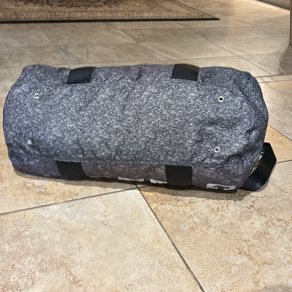 Pink travel / bag Logo in front size 20x10x12 - Picture 10 of 10